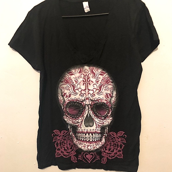 Tops - Black v neck skull and pink roses t shirt sz XXL